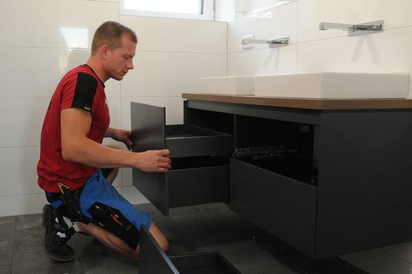 Der Waschplatz mit zwei Aufsatzwaschtischen und dem Waschtischunterschrank mit vier push-to-open Schubladen – hier in Lava – bietet großzügigen Stauraum.