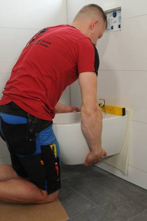 Die durchdachte Installationstechnik des Geberit ONE WCs ermöglicht es, die Keramik auch Jahre nach dem Einbau flexibel in der Höhe zu verstellen, ohne dass die Vorwand geöffnet werden muss. 