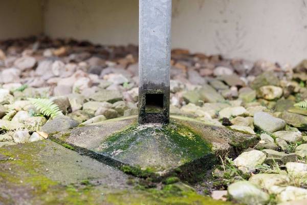 Die Entwässerung erfolgte bislang über die Holme, die als Hohl-Träger das Wasser an den Balkonecken aufnahmen und am Boden auf die freie Fläche führten.