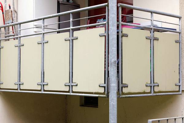 Farbige Platten mit horizontal darüber geführten Streben dienen weiterhin als Brüstung.