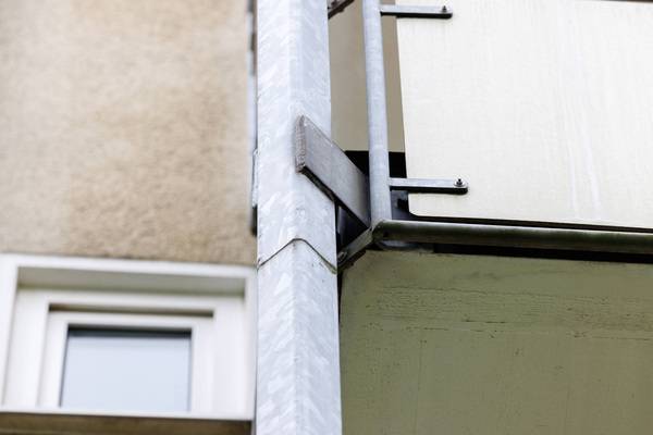 Am Anschluss Balkon / Träger lag im un-sanierten Zustand der Wasserablauf in dem Träger, der heute als Notentwässerung dient.