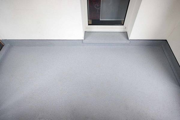 Mit einem Kunststoff-Balkonboden sind die Balkone wieder langfristig für die Mieter zu nutzen.