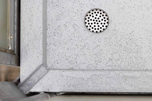 Ablauf des obersten Balkons: Hier sorgt ein Sieb dafür, dass keine großen Gegenstände in das Rohr gelangen.