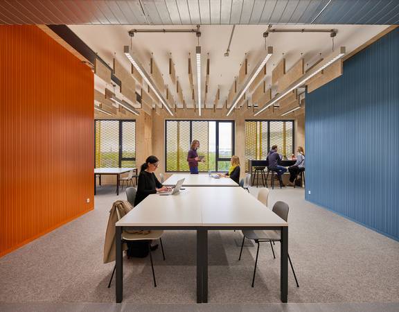 Zeitsparend: Befestigungspunkte und Gewinde für das Anbringen von Akustiksegeln und Beleuchtung waren werksseitig schon vorbereitet.