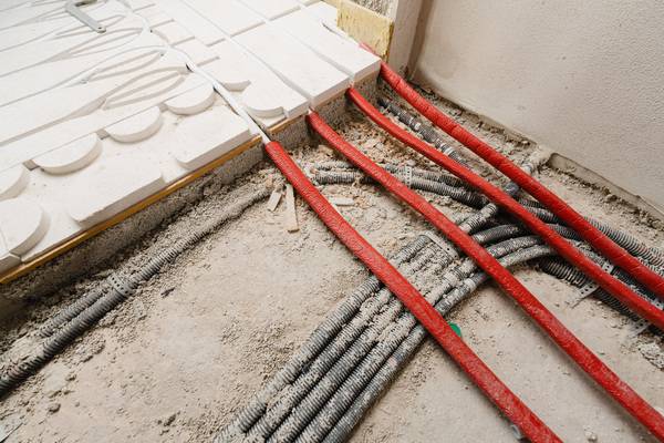 Alle Rohrleitungen ab dem Übergang vom Raum in den Flur werden zunächst gedämmt. Anschließend führte der Heizungsbauer eine Druckprüfung durch. 