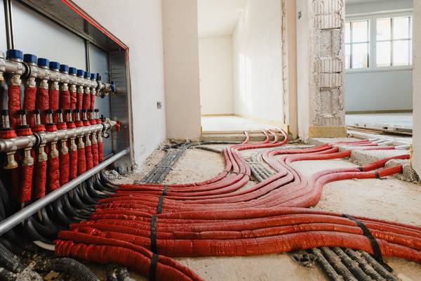 Aufgrund der Menge der Zu- und Ableitungen war im Flurbereich einer überproportional hohen Wärmeabgabe zu rechnen.  Aufgrund der Menge der Zu- und Ableitungen war im Flurbereich einer überproportional hohen Wärmeabgabe zu rechnen.