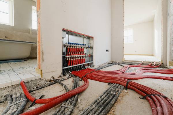 Vor dem Einbau der Gebundenen Schüttung T wurden alle Rohrleitungen ab dem Übergang vom Raum in den Flur gedämmt und auf der Rohdecke justiert. Vor dem Einbau der Gebundenen Schüttung T wurden alle Rohrleitungen ab dem Übergang vom Raum in den Flur gedämmt und auf der Rohdecke justiert.