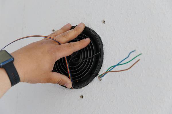 Wärmeübertrager und Ventilator in die vorgesehene Hülse einsetzen, Lüfter anschließen sowie Filter und Aufsatz aufsetzen.