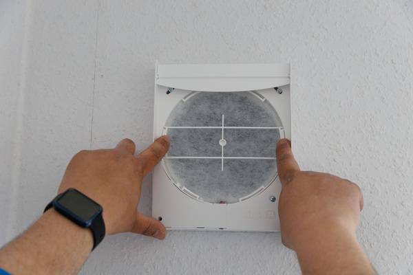 Gerne! Hier ist ein optimierter Alt-Text, angepasst an das technische Fachpublikum von haustec.de: ALT-Text: "Fachkraft montiert einen runden Luftauslass in einer weißen Trockenbauwand im Rahmen der Wohnraumlüftung; detailgetreue Darstellung eines typischen Arbeitsschritts bei der Installation moderner Klimatisierungs- und Lüftungssysteme in Gebäuden." Möchtest du für andere Motivvariationen (z.B. mit Werkzeug, technischer Zeichnung etc.) ebenfalls optimierte Vorschläge?.