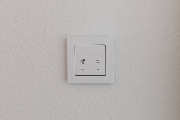 Die Pendellüfter x-well D13 lassen sich per Schalter einfach steuern. Da sie per Bluethooth kommunizieren, ist keine aufwendige Verkabelung zwischen Schalter und Lüfter sowie zwischen den Lüftern untereinander notwendig.