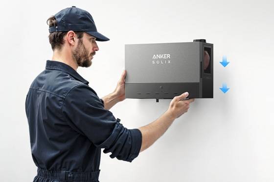 Fachhandwerker montiert Anker SOLIX Energiespeicher an weißer Wand, blaue Pfeile verdeutlichen exakte Positionierung im Gebäudetechnik-Kontext.
