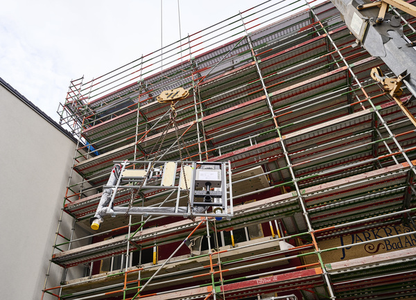 Die Module werden mit einem Baukran in den Baukörper eingebracht.
