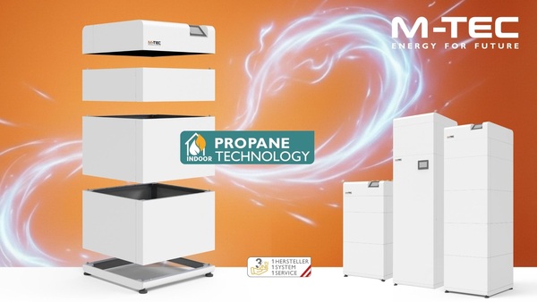 Weiße, modulare Propangas-Techniklösungen von M-TEC vor orangenem Hintergrund; Fokus auf innovative Energieversorgung im Gebäudebereich.
