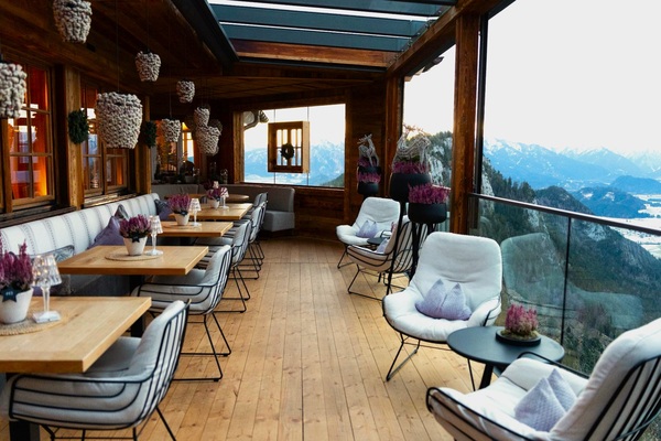 Reduktion, warme Materialien und klare Linien prägen den Gestaltungstil der Blauen Burg. Die Architektur setzt bewusst auf Beständigkeit und Ruhe statt kurzlebiger Trends und spiegelt den gestalterischen Anspruch des Hauses wider.