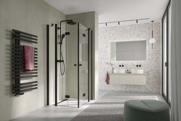 Markanter Materialkontrast: RenoDeco Betonoptik, Oliv mit Struktur-Oberfläche trifft auf Terrazzo Stracciatella und schafft eine moderne, lebendige Flächengestaltung.