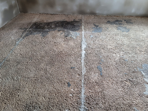 Vor dem Einbau der Flächenheizung erfolgte zunächst ein komplett neuer Bodenaufbau: Dafür wurde die gesamte Bodenkonstruktion bis auf den Rohbeton zurückgebaut.