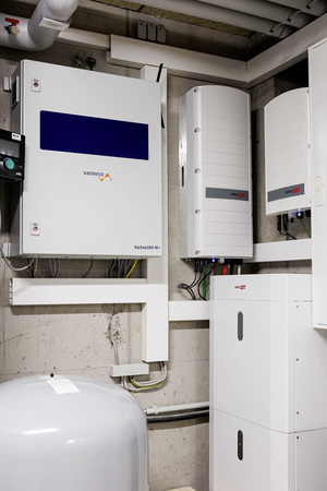 Der Systemregler der Wärmetechnik (links oben) gestattet den Fernzugriff. Daneben die Wechselrichter der PV-Anlage, unten rechts ein Teil des Stromspeichers.