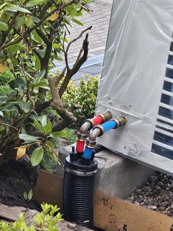 Durch die abgestimmten Übergangsstücke kann die Außeneinheit der Monoblock-Wärmepumpe ganz einfach mit Vor- und Rücklauf des vorkonfektionierten „Raxofix-Anschlusssets“ für die Erdverlegung verbunden werden. Im Anschluss wird noch die Dämmung vorgenommen.