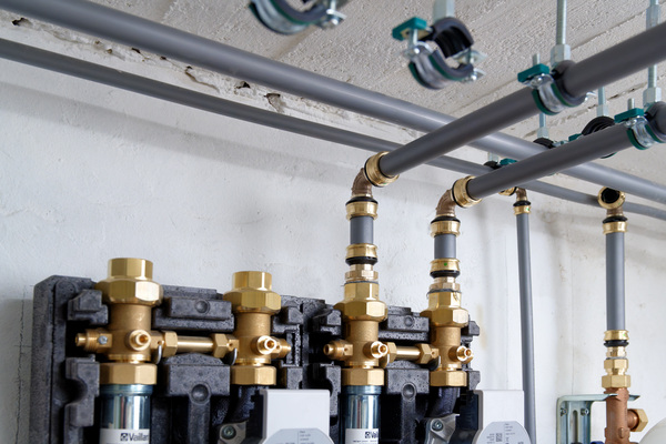 Dank der abgestimmten Systeme kann im Gebäude die Anbindung der Hydraulikeinheit oder eines Pufferspeichers ebenfalls mit der Viega Pressverbindungstechnik umgesetzt werden. 