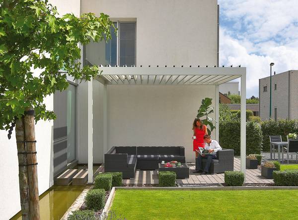 Terrassenüberdachung mit einem festen Aluminium-Lamellendach. 