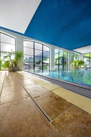 Dank SPArin ist das Oberflächenwasser im Nu verschwunden. Die Badrinne sorgt für eine Entwässerung der oberen Dichtebene: Es kann sich keine Stau- oder Sickernässe mehr bilden. Die Lebensdauer des Fugen- und Fliesenbettes wird verlängert.