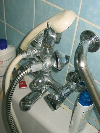 Diese Bastelarbeiten entdeckte S. Hornischer. An die Wannenarmatur waren zwei absperrbare Handbrausen angeschlossen - eine Anregung an die Hersteller? Eine davon thronte dauerhaft an einer Brausestange. 