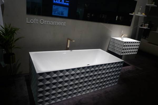 Waschtisch und Wanne sind in Weiß und Schwarz erhältlich.