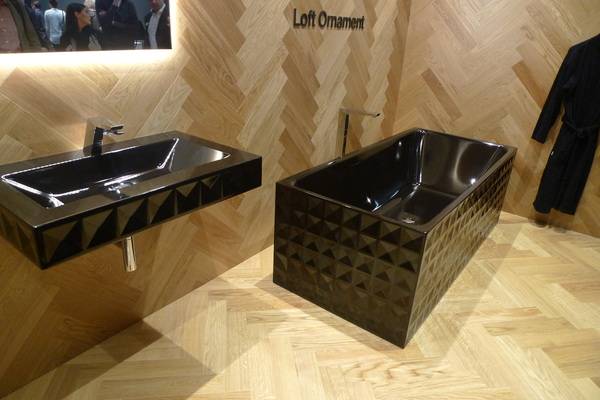 Bette Loft Ornament ist Bettes erste Verkleidung mit Ornamenten.