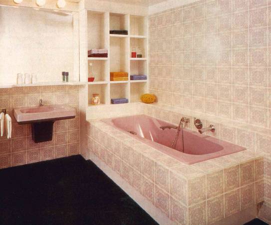 Ebenso die Objekte des Sets Cora für kleinere Bäder. Plexiglas war vor allem beliebt wegen der unbegrenzten Farbmöglichkeiten.