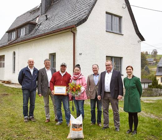 Zur 400.000sten Pelletfeuerung gratulierte der DEPV: V.l.: Kay Ahnert (Gebr. Ahnert & Seidel), Martin Ecker (HDG Bavaria GmbH), Reinhard Hoffmann, Sindy Hoffmann, Martin Bentele (DEPV), Jörg Neuhaus (HDG Bavaria GmbH), Anna Katharina Sievers (DEPV). Zur 400.000sten Pelletfeuerung gratulierte der DEPV: V.l.: Kay Ahnert (Gebr. Ahnert & Seidel), Martin Ecker (HDG Bavaria GmbH), Reinhard Hoffmann, Sindy Hoffmann, Martin Bentele (DEPV), Jörg Neuhaus (HDG Bavaria GmbH), Anna Katharina Sievers (DEPV).