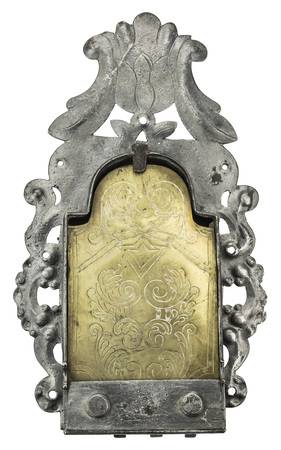 Schlösser waren früher oft aufwändig und künstlerisch gestaltet. Dieses Schrankschloss aus dem 18. Jahrhundert ist mit einer ornamental gravierten Schlossdecke aus Messing verziert.