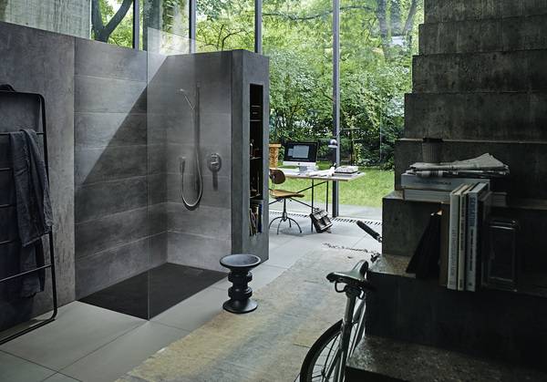 Bild 2: Felsen ins Bad geholt: Fliesen in dunkler Steinoptik in Kombination mit der anthrazitfarbenen Duschwanne Stonetto vermitteln das Gefühl, in der Natur zu duschen.  Bild 2: Felsen ins Bad geholt: Fliesen in dunkler Steinoptik in Kombination mit der anthrazitfarbenen Duschwanne Stonetto vermitteln das Gefühl, in der Natur zu duschen.