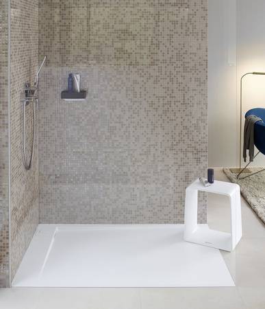 Bild 3: Ein Mosaik in warmen Beige- und Goldtönen strukturiert den Duschbereich abwechslungsreich. Die Wanne hat eine gleichmäßige, samtig matte Oberfläche.