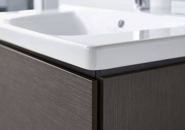 Bild 6: Schattenfugen als optische Einrahmung heben den Waschtisch auf eine höhere Ebene, Keramik und Möbelfront aus Echtholzfurnier scheinen sich nicht zu berühren. 