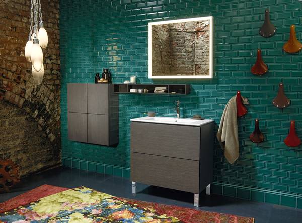 Bild 7: Die Fronten des bodenstehenden Waschtischunterbaus in Eiche anthrazit bilden einen spannenden Kontrast zu den smaragdgrünen Fliesen. 