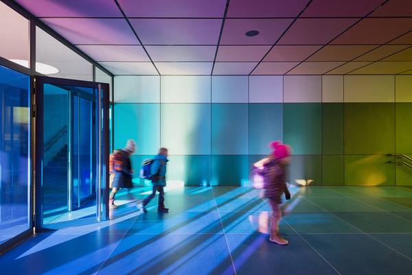 „Der Eingangsraum der Schule vermittelt mit den farbigen Designgläsern auf spielerische Weise die Gesetze der Farbenlehre“, so die Künstlerin Sinta Werner. 