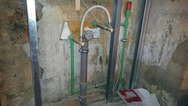 Eine Installation mit "eigenwilligem Charakter": Wir wissen gar nicht was uns hier zuerst auffällt: Installationsmaße nicht eingehalten, die Leitungsführung zu den Eckventilen oder das Stückwerk sowohl beim Ablauf als auch bei den Hahnverlängerungen.