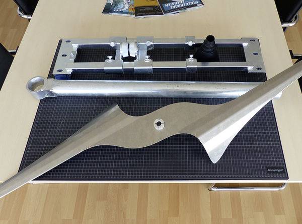 Übersichtlich angeordnet auf dem Tisch: Rotorblatt, Mast und Dachhalterung. 