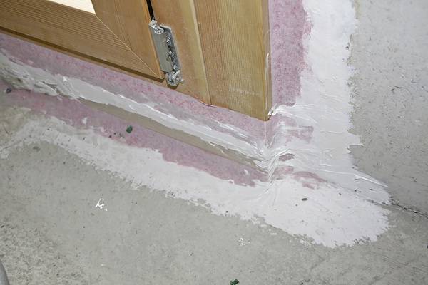 Bild 3: Fehlertyp 2 (Baukörperabdichtung). Das Dichtband wurde zu straff gezogen, dann das ganze mit Kleb-Dichtstoff überspachtelt. Bild 3: Fehlertyp 2 (Baukörperabdichtung). Das Dichtband wurde zu straff gezogen, dann das ganze mit Kleb-Dichtstoff überspachtelt.