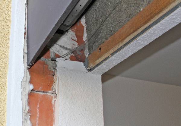 Bild 2: Beispiel Fehlertyp 1 (Ist-Zustand reiner Fenstertausch). Hier wäre eine umfassende Sanierung notwendig. Bild 2: Beispiel Fehlertyp 1 (Ist-Zustand reiner Fenstertausch). Hier wäre eine umfassende Sanierung notwendig.