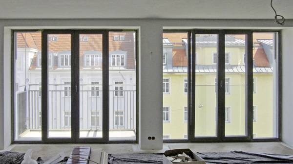 Bild 4: Beispiel: Fehlertyp 3 Befestigung. Nur rechts bestehen Anforderungen an die Absturzsicherung. Bild 4: Beispiel: Fehlertyp 3 Befestigung. Nur rechts bestehen Anforderungen an die Absturzsicherung.