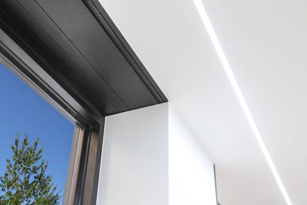 Über dem Fenster eingebaute Endura Twist mit Luftaustritt nach unten. 