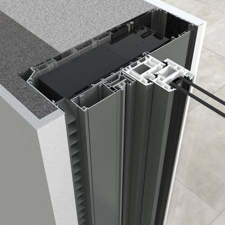 Endura Twist eingebaut senkrecht neben einem Fenster und integrierter Senkrechtmarkise mit ZIP-Führung. 