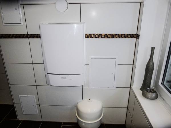 Man muss zwei Mal hinschauen: Das ist gar nicht im Bad, sondern es handelt sich um eine Art Vorwandinstallation für die Heizraumrenovierung. Entdeckt hat diese Weltneuheit U. Nübel.