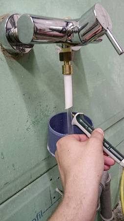 Bild 2: Die Versuche starten mit der Simulation eines 6-minütigen Duschvorgangs, bei dem die Wassertemperatur über den Handmischer auf 40°C eingestellt wird. 