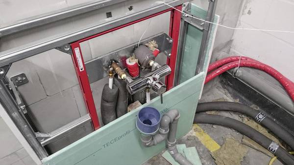 Bild 5: Bei dieser Variante ist die Doppelwandscheibe gleich in die Warmwasserzirkulation integriert. Die Kaltwasserversorgung erfolgt wie oben in einer Ringinstallation.