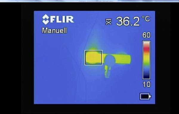 Bild 8: Thermographie einer schwarz beschichteten Armatur während des Versuchs mit durchgeschleifter Zirkulation. An der Warmwasserseite werden über 40 °C Oberflächentemperatur erreicht. Bild 8: Thermographie einer schwarz beschichteten Armatur während des Versuchs mit durchgeschleifter Zirkulation. An der Warmwasserseite werden über 40 °C Oberflächentemperatur erreicht.