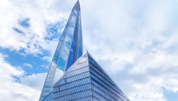 Laktha Tower mit 17-Meter-Rekord-Glasfins von Sedak