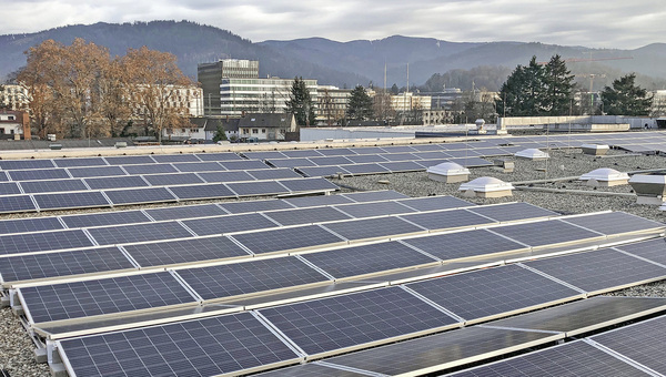 Solaranlagen auf dem Flachdach errichten: Statik, Abdichtung und Montagesysteme
