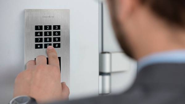 DoorBird A1121: IP-Zutrittskontrollgerät mit Keypad und RFID